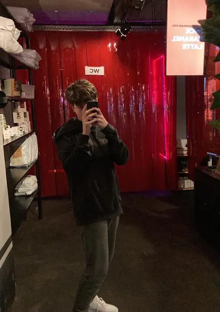 Я Eray, 20, из Измира, ищу знакомства без обязательств