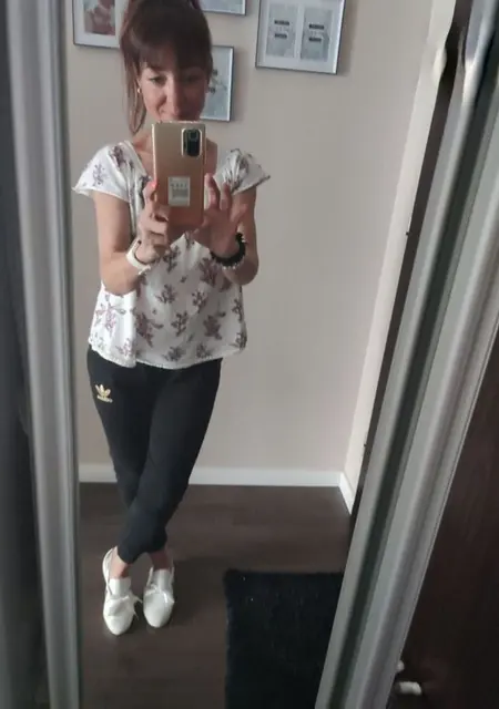 Я Megi, 42, знакомлюсь в Варшаве