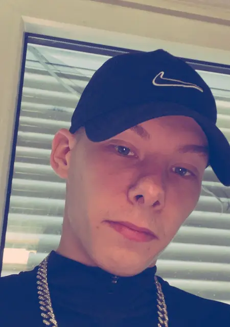 Я Leon, 23, из Лор-ам-Майн, ищу знакомство для постоянных отношений