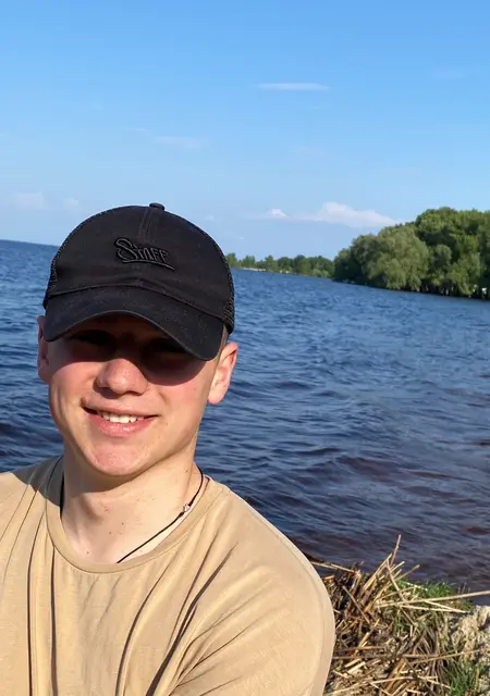 Я Лёша, 22 років з Черкас, шукаю знайомства без зобов'язань
