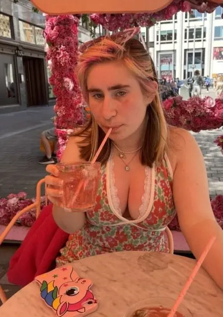 Molly from London, 20 years old, ready to meet